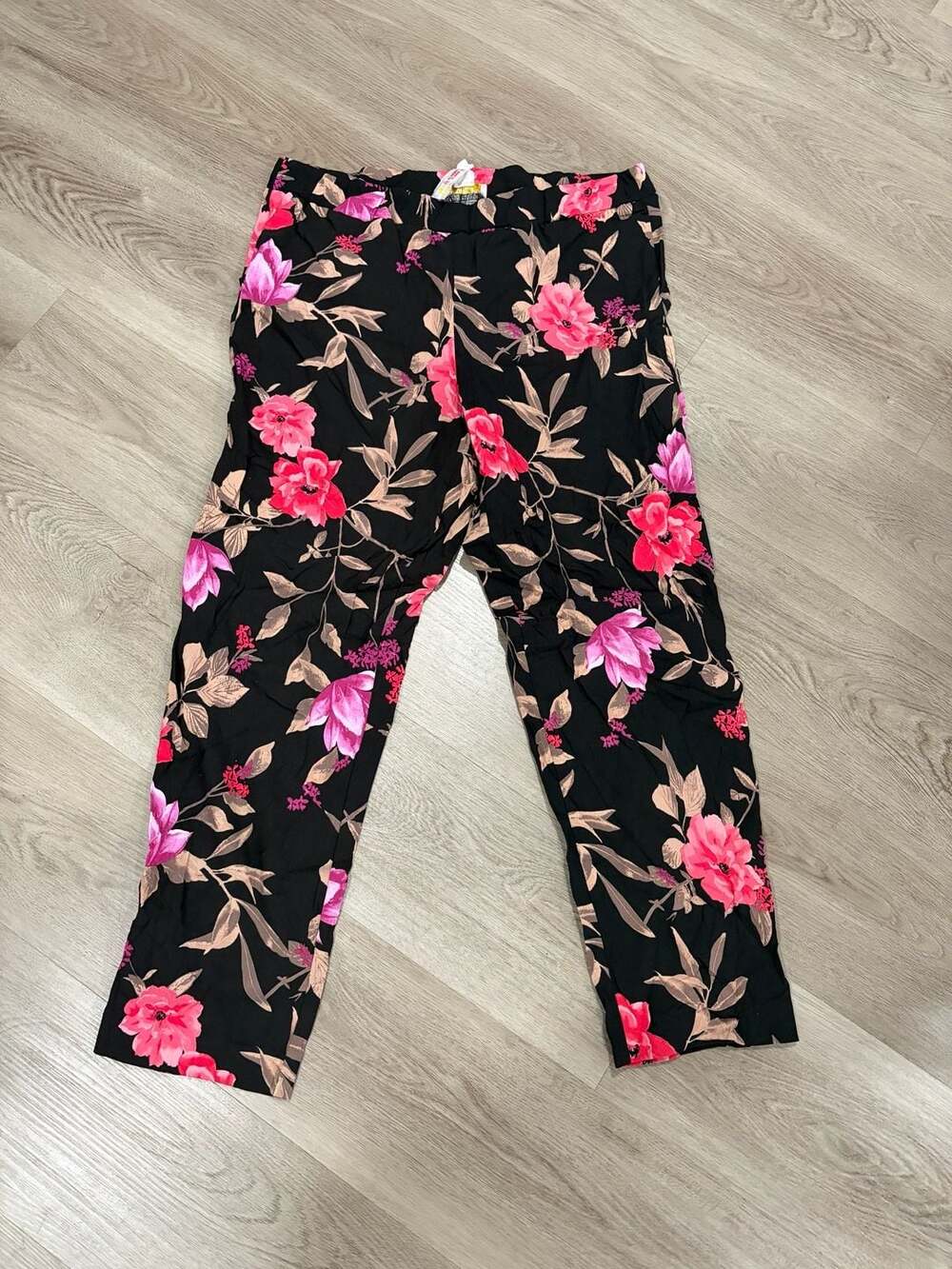 Laura Black and Pink Floral Print Casual Pull-On Pants